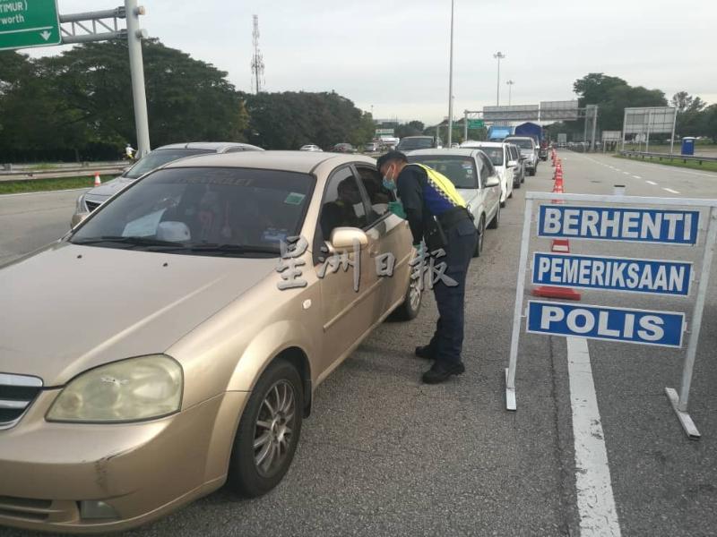 威中警方在进入槟城大桥收费站的路段设立路障，避免民众随意跨县。

