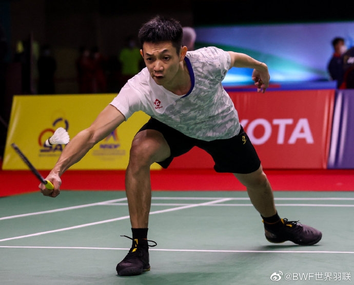 刘国伦在泰国羽球超级1000赛次圈未能继续挺进，以直落两局输给香港选手李卓耀。（世界羽联微博照片）