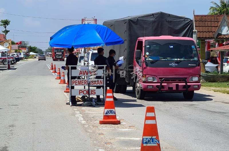 警方周三在丹州4个边界路障处一共检查了2633辆车，其中50名车主被勒令原处折返。