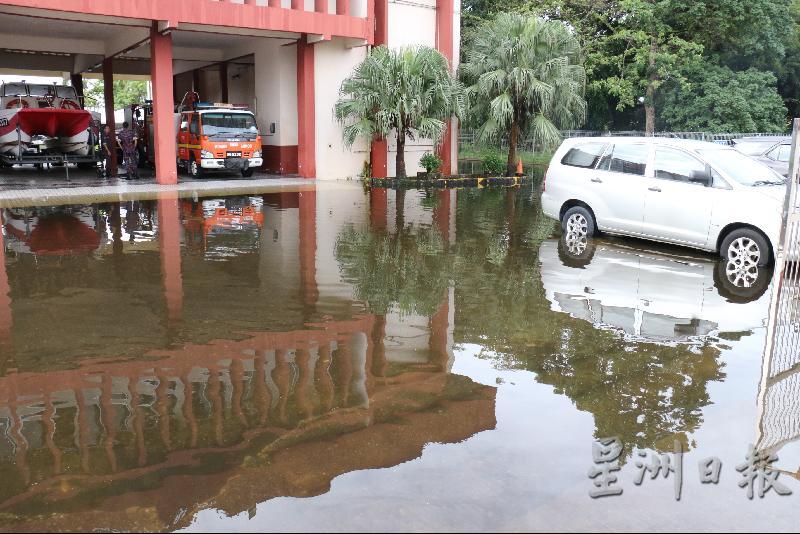 马来奕消拯局停车场淹水。