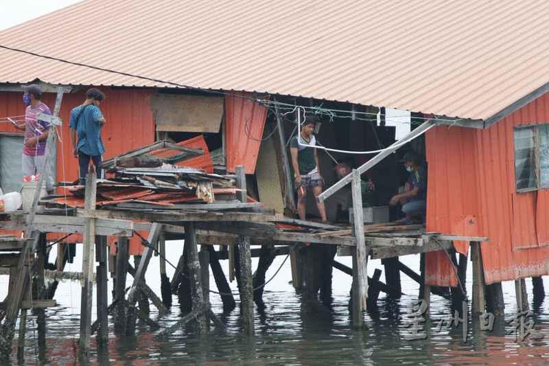 当地居民协助受影响村民整修房屋，但娜莎的房屋结构已经受损，开始倾斜。