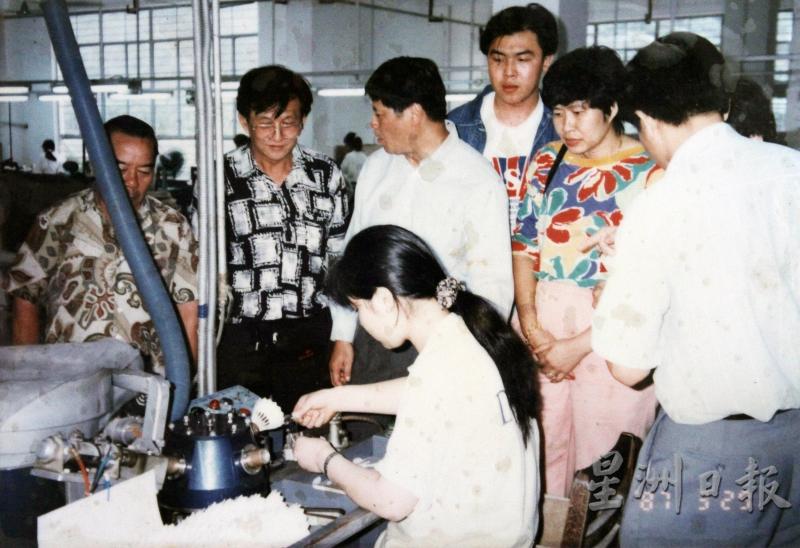 陈美玲说，当时父亲陈添吉也曾受邀到他国参观运动器材店。

