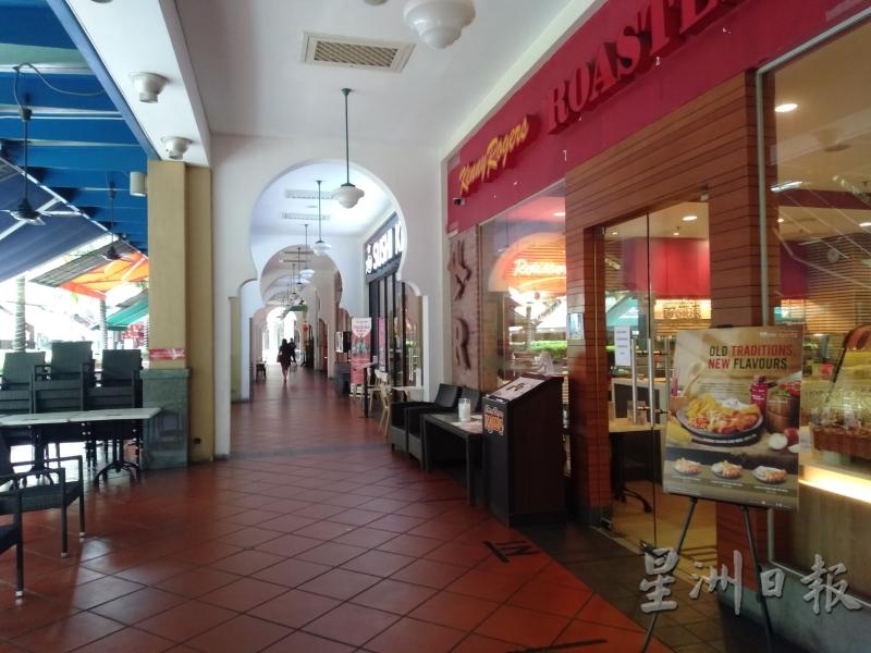 在不允许堂食下，商场内各大餐馆的生意比平时来得淡静。

