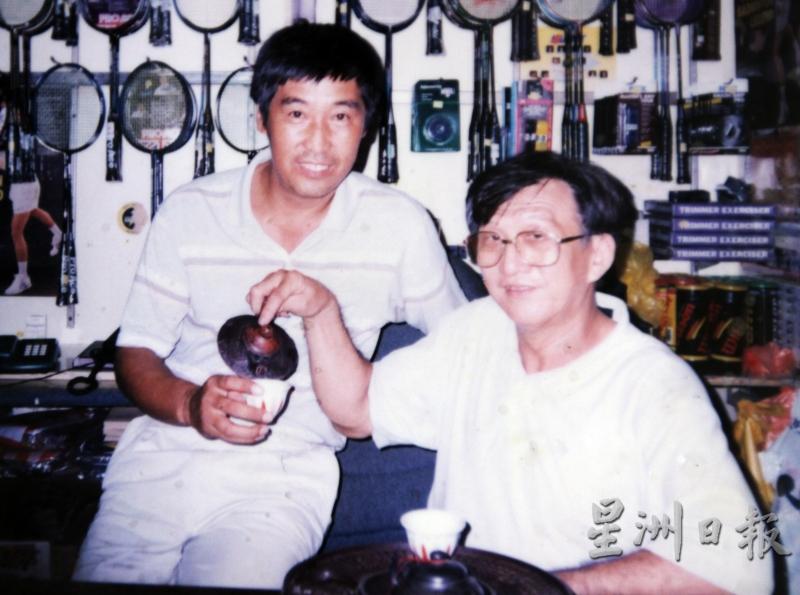 陈添吉（左一）时常邀请各国顶尖羽球选手前来我国参赛。
