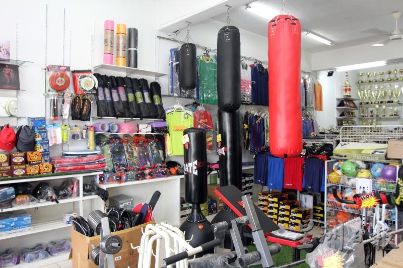 店内卖着各种各样的运动器材，供民众选择。

