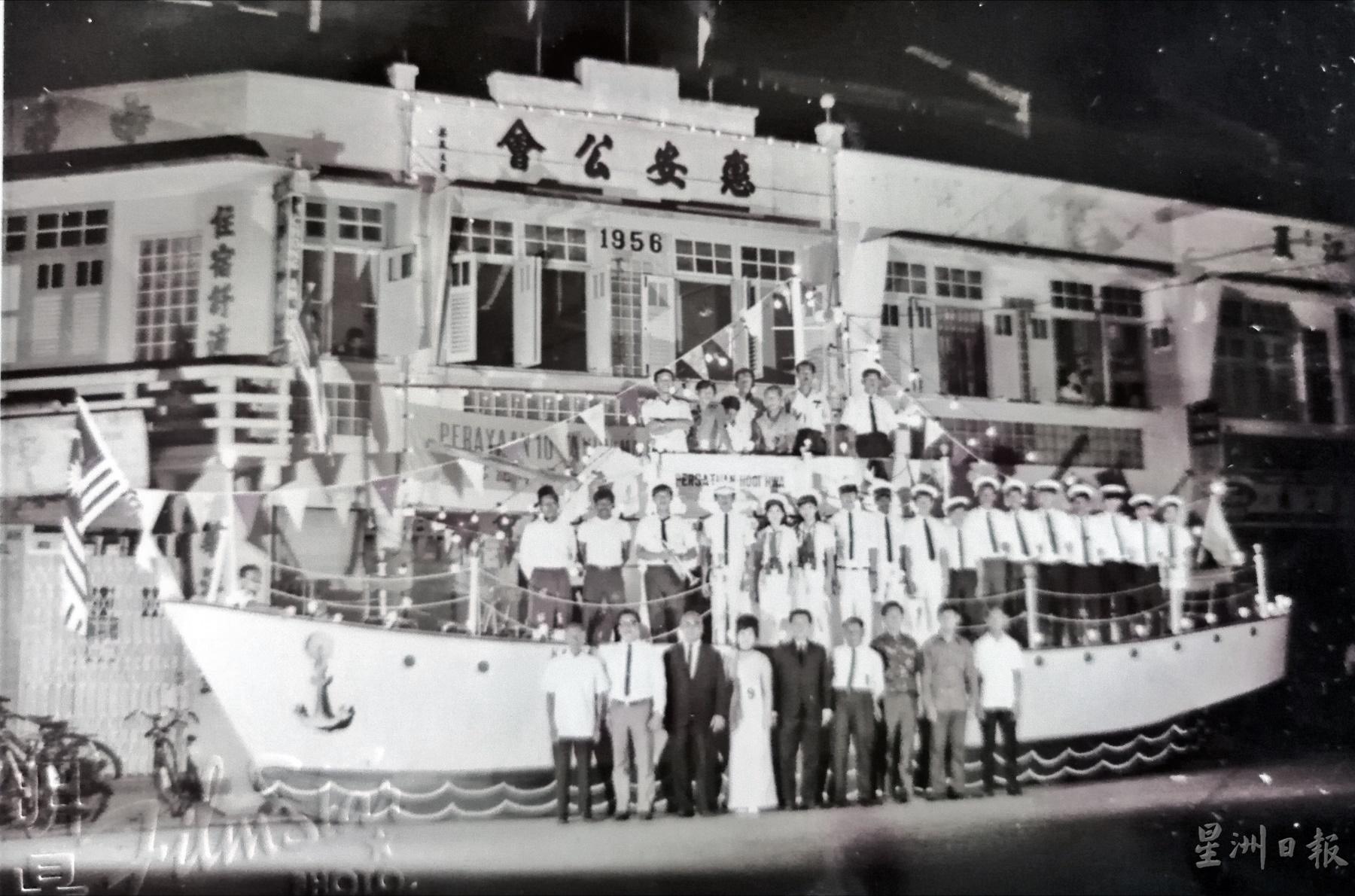 独立前庆祝英女王庆典中，陈树立也参与协助下霹雳惠安公会大炮船花车出游。