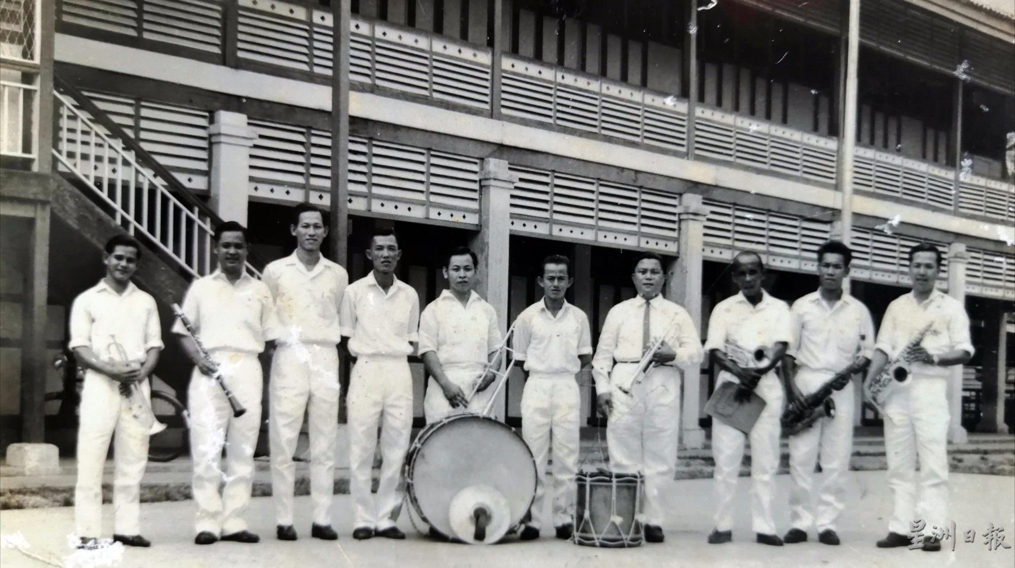 年轻时的陈树立（左三）参与安顺道鶧慈善剧社，是一名鼓手。