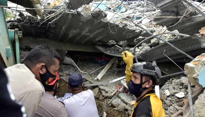 Rescuers search for survivors at the Mitra Manakarra hospital in Mamuju city. AFP