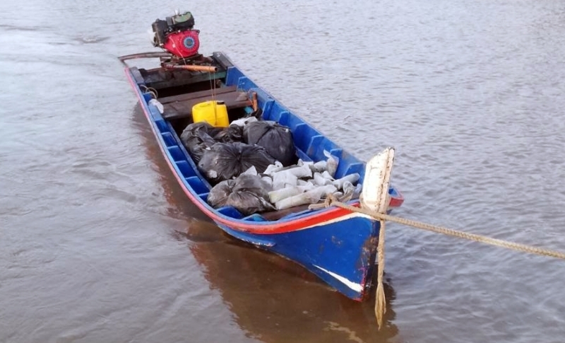 玻璃市港口海事执法机构执法组在舢板上发现9袋哥冬叶。