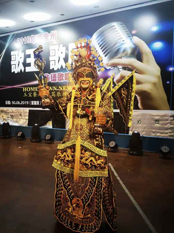 扮相出众的蓝光耀两年前演唱《霸王别姬》，夺得全州华语歌赛“双料冠军”。 
