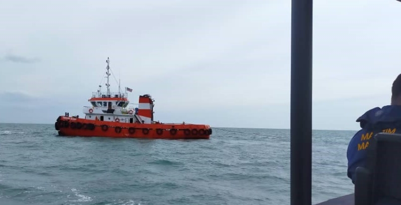 海事执法机构执法员发现一艘非法停泊的拖船。