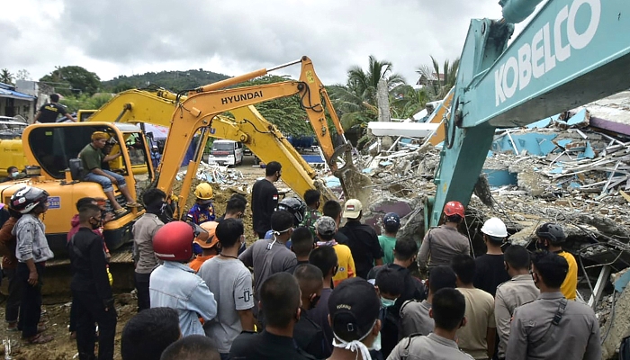 Rescuers search for survivors at the Mitra Manakarra hospital in Mamuju city. AFP