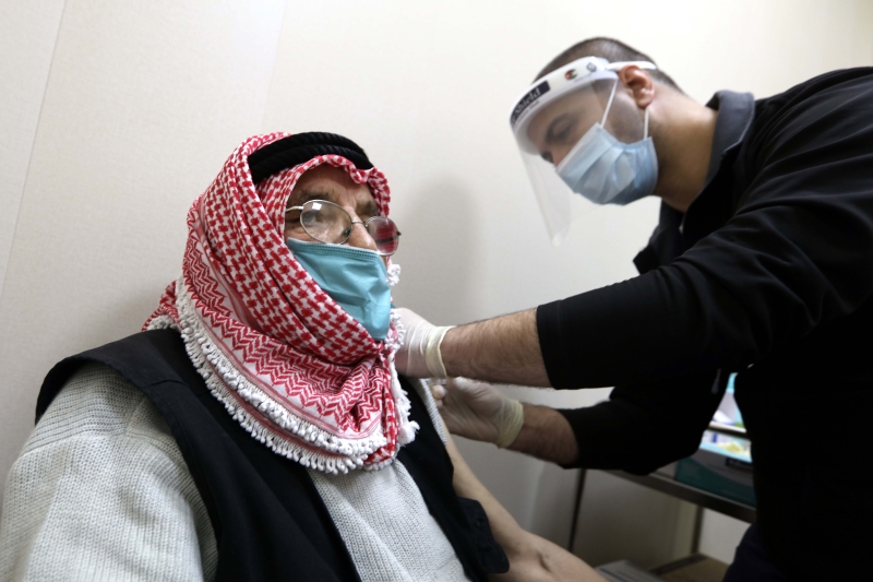 
在约旦首都安曼，一名男子接种疫苗。   
