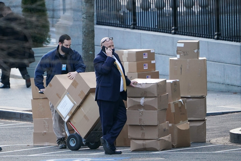 多个纸箱堆叠在西行政大道上，准备送上货车离开白宫。（图：法新社）