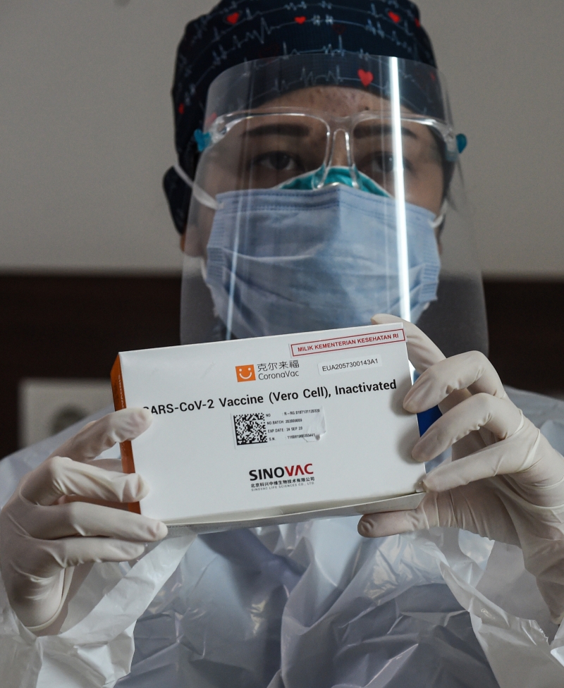 在雅加达一家医院，医护人员展示中国科兴公司的克尔来福冠病疫苗。　