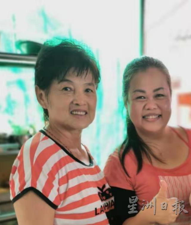 颜素玲(右)和她的厨艺师父，妈妈曾宝石。

