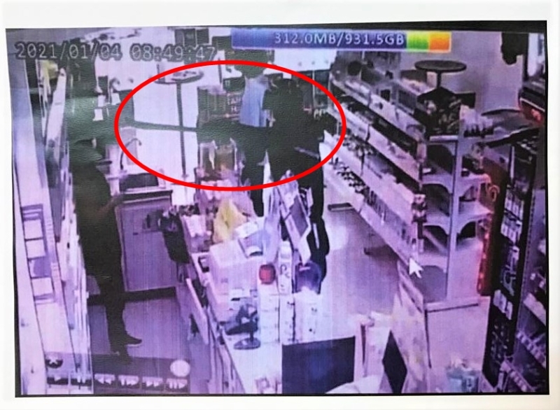 嫌犯涉及打劫哥打拉沙马那便利商店案，闭路电视画面显示，一名嫌犯持巴冷刀打劫。