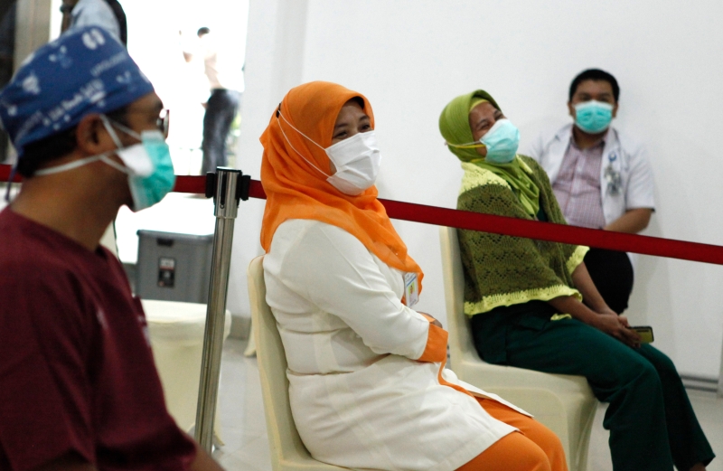在印尼首都雅加达一医院，医务工作者排队等待接种中国科兴公司的疫苗。   