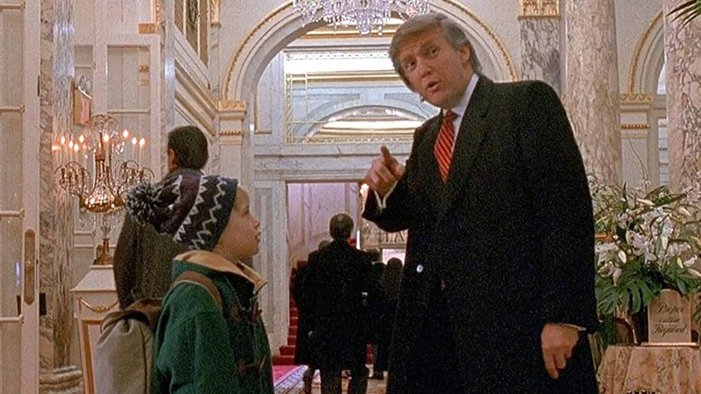 特朗普于1992年电影《宝贝智多星2》中被主角麦哥里高金问路，他一边回答一边用手指指路。