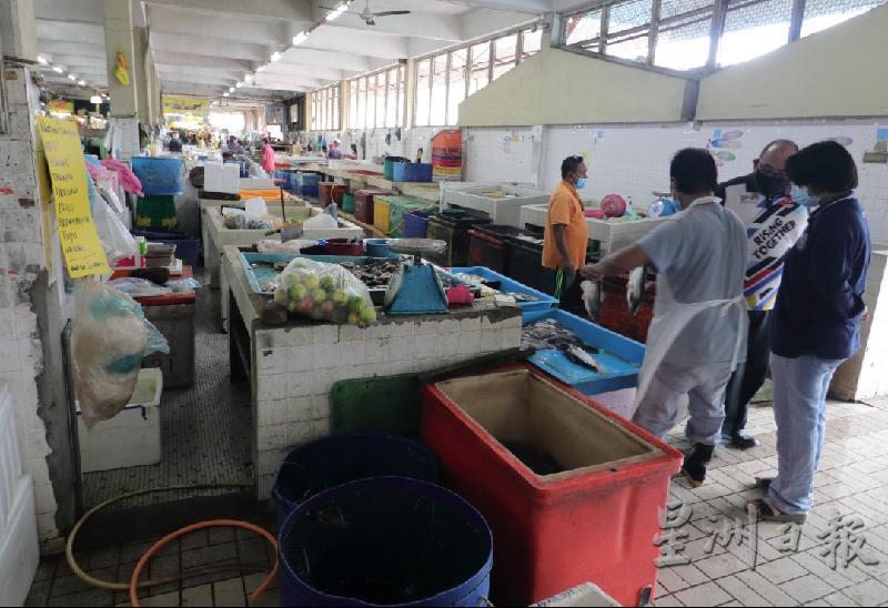 关丹大巴刹渔市小贩及顾客都遵守防疫措施。