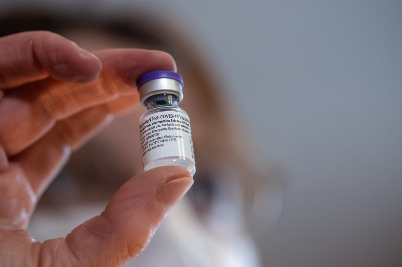 随着冠病疫苗推出，各国开始为前线人员接种疫苗。