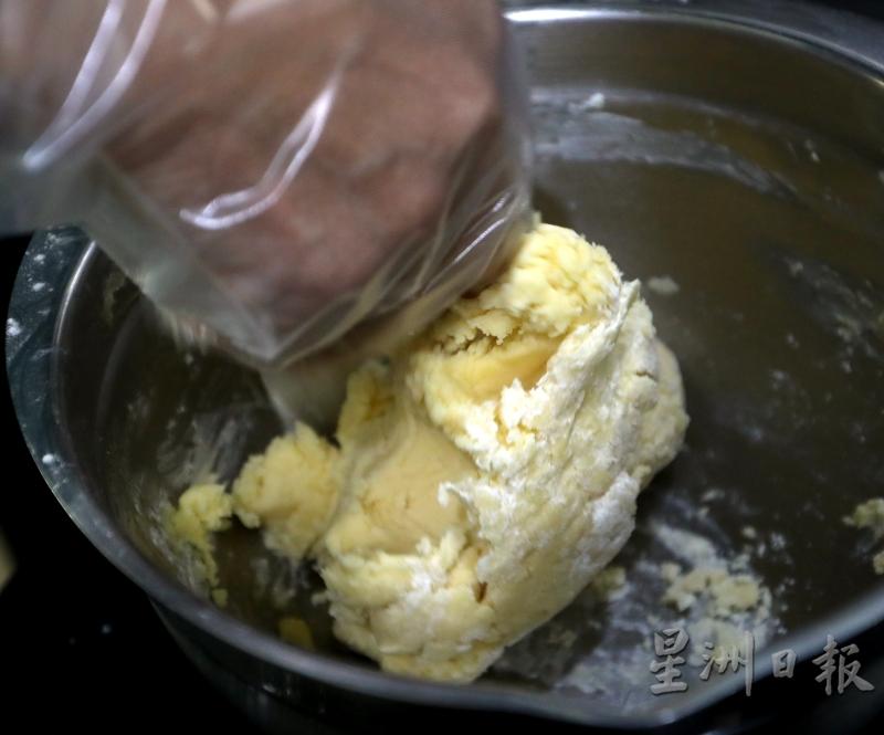 将马铃薯淀粉及低筋面粉过筛倒入，用刮刀拌匀，再用手将面团抓匀，不可搓揉面团，之后放在冰箱冷藏10分钟。