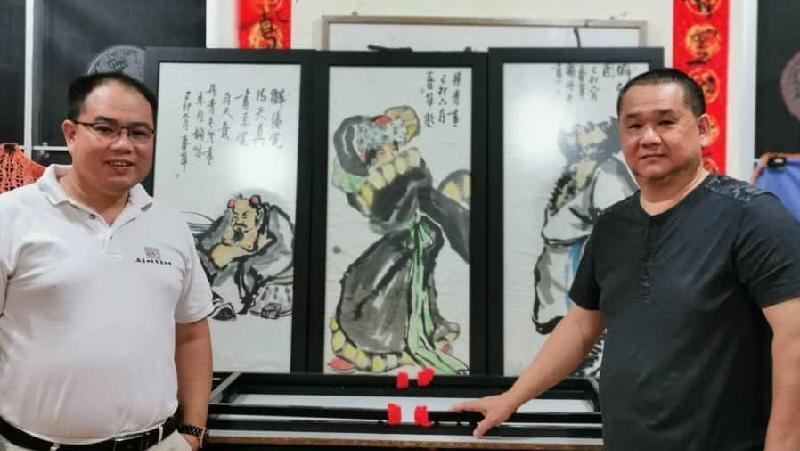 笔者薛君毅（左）与丹青合影，中为丹青与刘春草合作之画作。