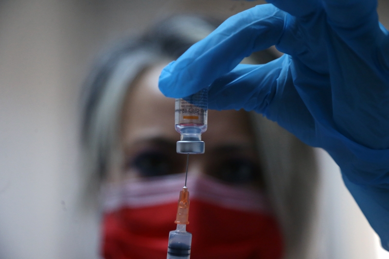 一名土耳其护士在准备中国科兴公司研发的冠病疫苗。土耳其卫生部统计数据显示，截至1月15日已有超过60万名医护人员接种新冠疫苗。根据土耳其政府计划，第一阶段将有900万人接种疫苗，接种对象主要是医护人员等高危人群。