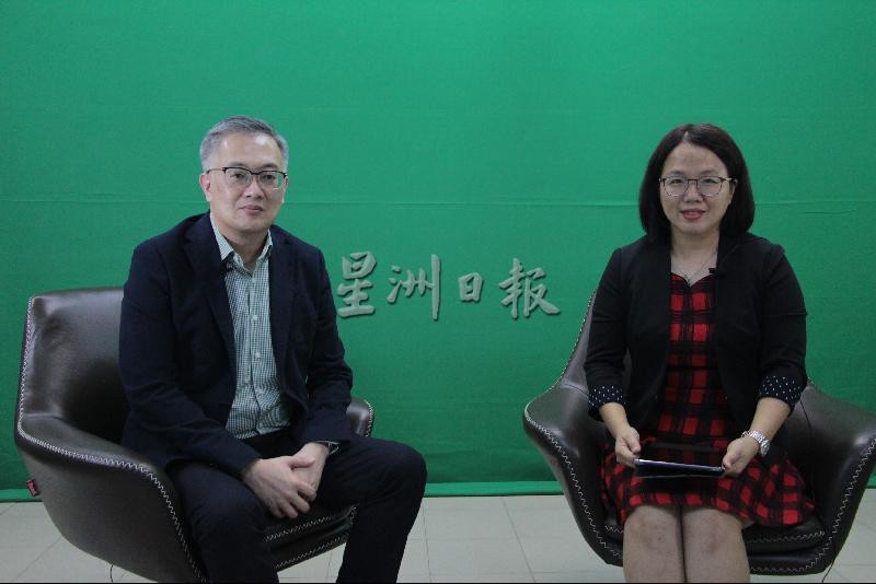 介入心脏专科高级顾问郑世兴（左）在星洲会客室接受主持人何俐萍的访问。