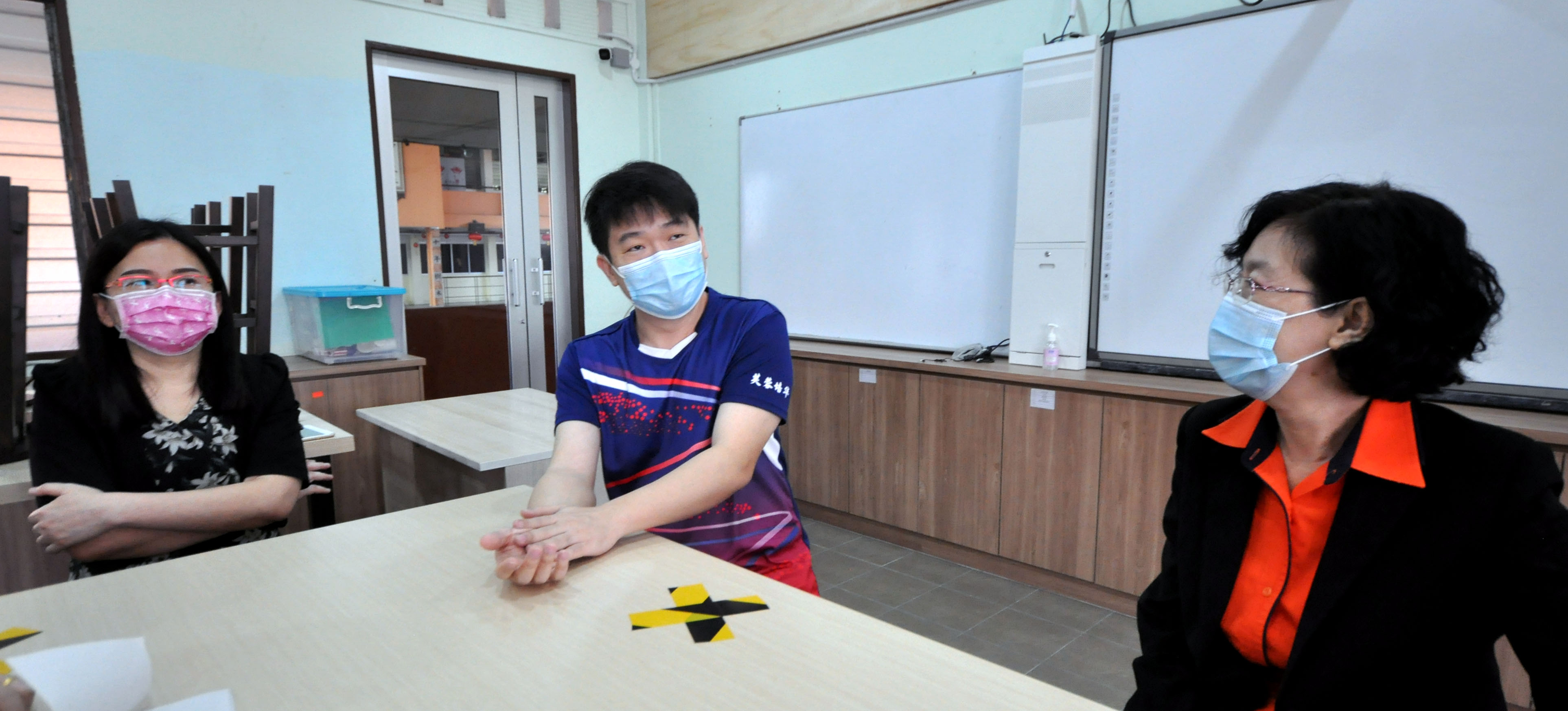王伟耀（中）首次策划虚拟实景导览，花费了约3天时间研究、拍摄及整理照片，左为张晓薇、右为龙思岑。