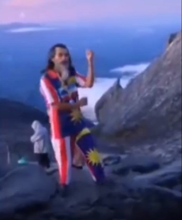 男子在神山上跟着洗脑的tiktok舞曲节奏，忘我地跳舞。（视频截图）

