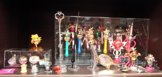 除了部分是《库洛魔法使》的模型，其余是《美少女战士》变身笔、权杖的模型。