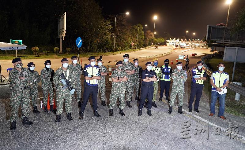 警方和军方及志愿警卫局合作，一同驻守各个路障。