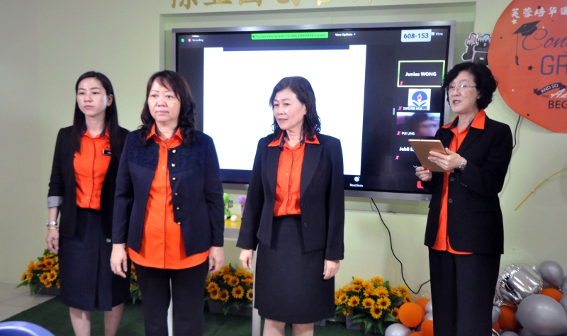 龙思岑（右起）向新生介绍该校副校长王美春、陈淑娟及廖淑婷。