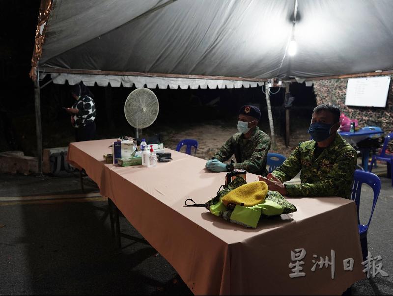 军警在路障旁搭帐篷，处理各项事务。