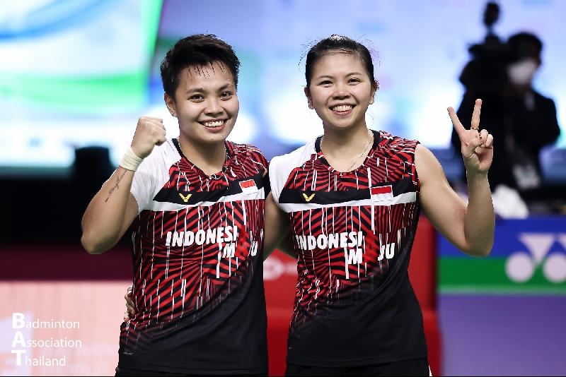 印尼5号种子格蕾茜雅（右）与阿布丽雅妮在泰国羽球超级1000赛夺冠，力阻东道主双喜临门。（泰国羽总照片）