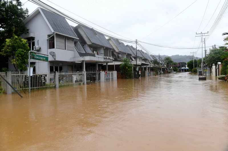  东贡岸附近排屋淹水。（马新社图）