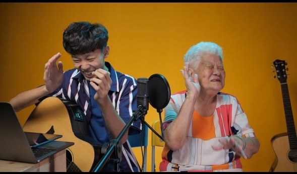 刘铠翔多支视频找来84岁的奶奶一起出镜。