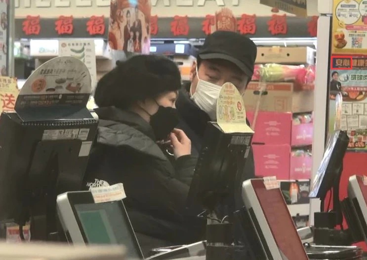 许志安和郑秀文在超市购物有商有量。