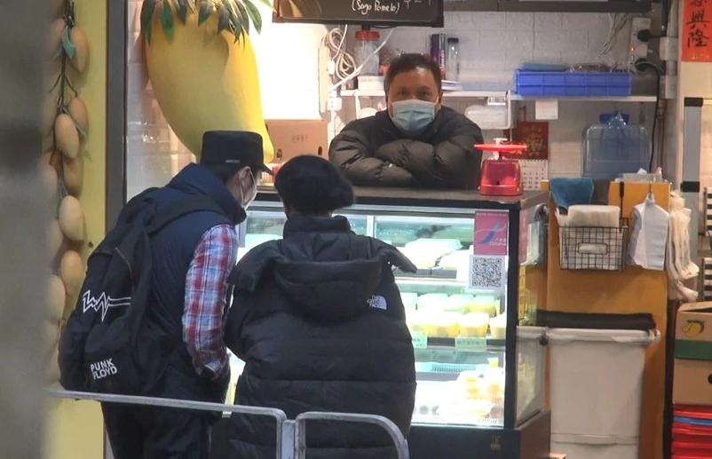 许志安和郑秀文驻足在街边的甜品店选购。