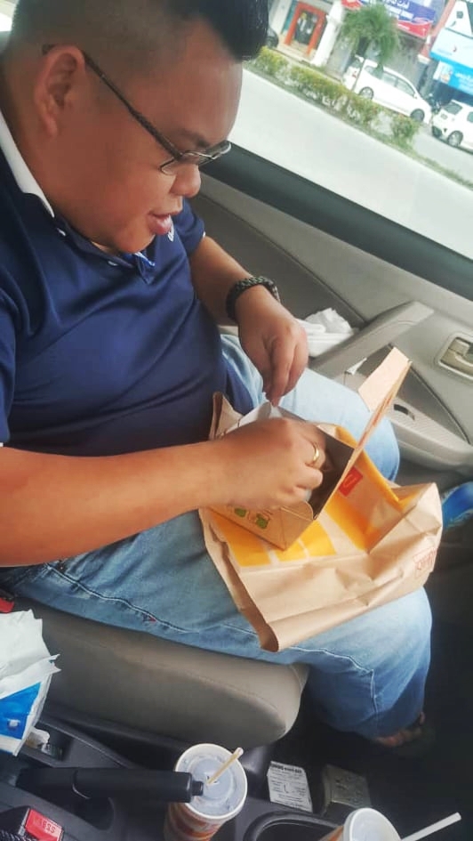 不能堂食，邱振益在打包快餐后在车里进食。
