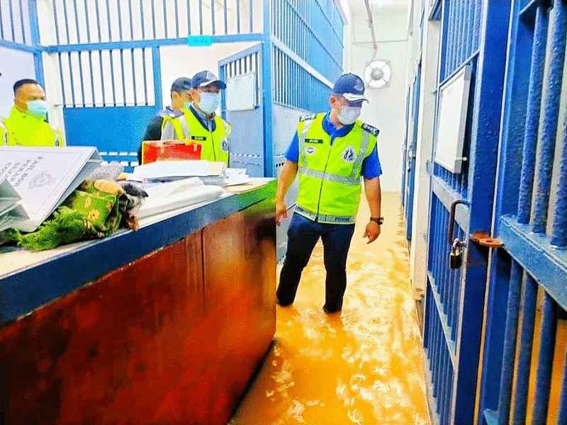兵南邦警局扣留房浸泡在水中。