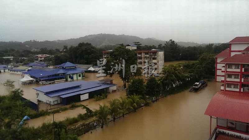  兵南邦警局（左）、消拯局（右）被大水包围。