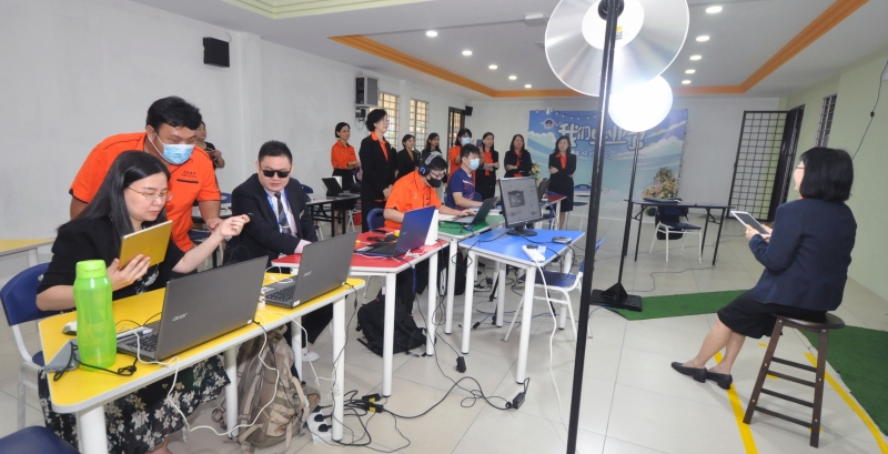 芙蓉培华小学首次以虚拟实境导览方式向90名新生介绍学校环境，让学生拥有别开生面的“报到日”。