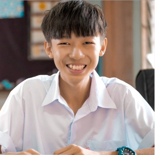 今年18岁的刘铠翔13岁就出道，过去5年来在网络累积了超高人气。