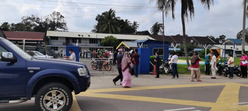华卡峇鲁警局处也出现人潮，都是为了申请跨县通行证。

