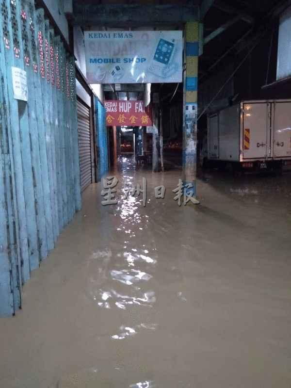 暴雨来袭，孟加达镇沦为水乡，位于低洼地势的三排旧店逾20个店铺遭水涌入，损失惨重。