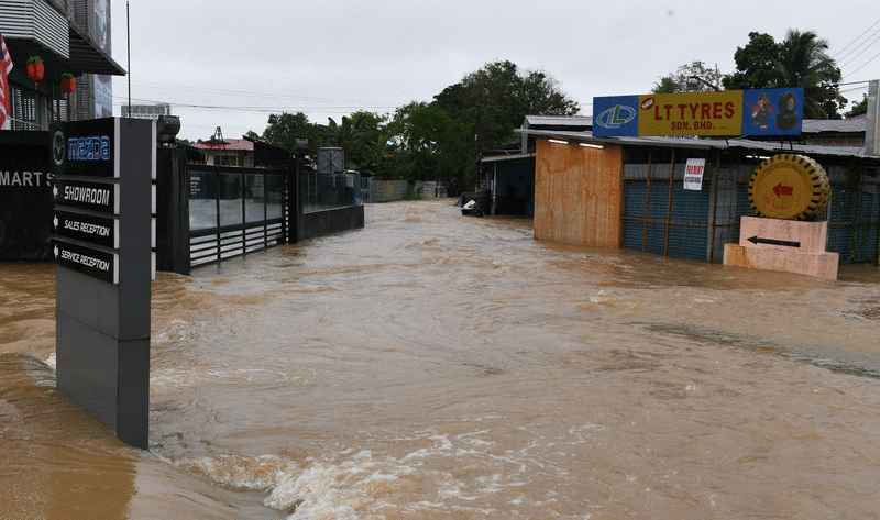 大水袭击东贡岸商业区。（马新社图）