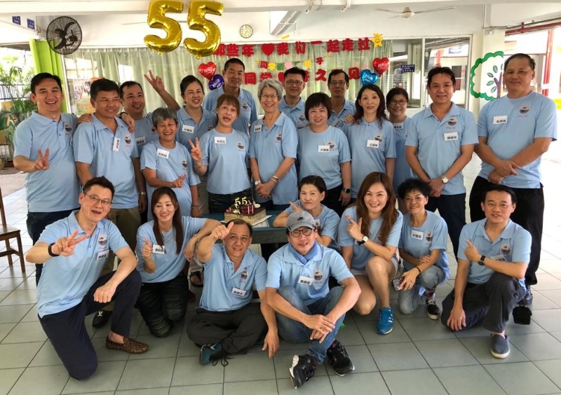 2019年，学生集体在冼都华小欢庆55岁生日，翁老师（第二排中）成了主宾。