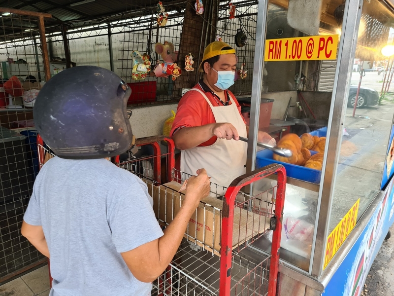 吴文怀的顾客和往常一样，以外带为主，购买咸煎饼和油条。